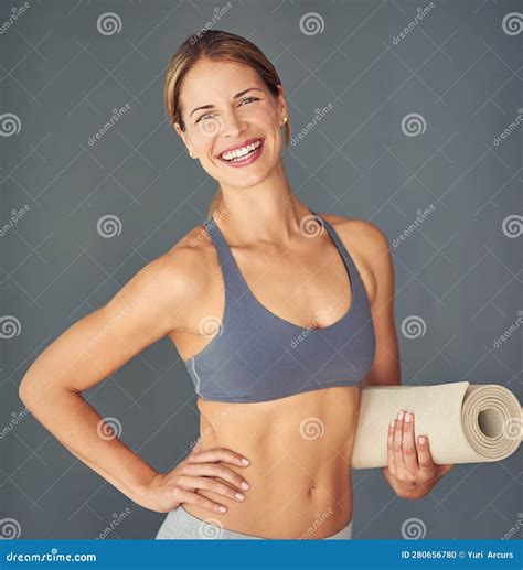 Mujer Feliz Fitness Y Retrato Para El Ejercicio De Yoga Ejercicio Zen O