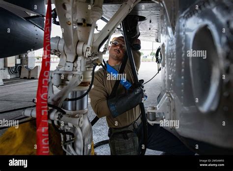 Airman St Class Justens Dorville Un T Cnico De Avi Nica De La Unidad