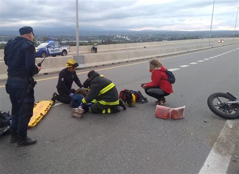 Se les reventó una cubierta de la moto y se accidentaron en la Variante