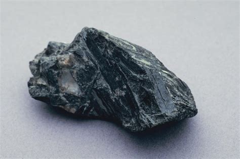 Hornblende crystal ~4 cm long – Geology Pics