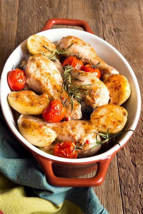 Piernas De Pollo Cocidas Horno Con Las Verduras Foto De Archivo