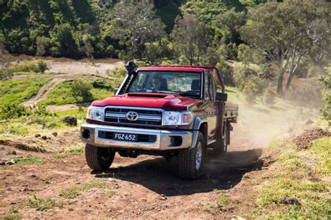 How to drive steep hills in your 4WD | CarsGuide