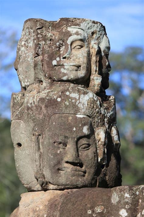 Estatua Antigua De Pie Majestuosamente En El Complejo Del Templo Angkor