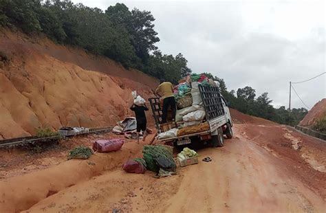 Jalan Menuju Pelabuhan Roro Penarik Licin Dan Digenangi Lumpur Lingga