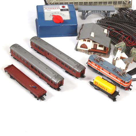 MÄRKLIN ca 50 delar transformator lok 1010 vagnar och räls