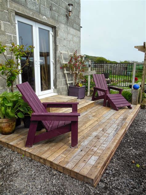 The Tenacious Gardener!: DIY pallet wood decking