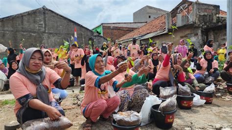 Jaga Ketahanan Pangan Dan Penghijauan Mak Ganjar Bagikan Ratusan Pohon