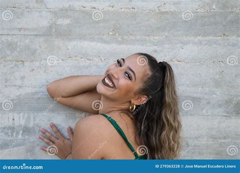 Retrato De Una Mujer Latina Joven Y Hermosa Danza Moderna Sobre Un