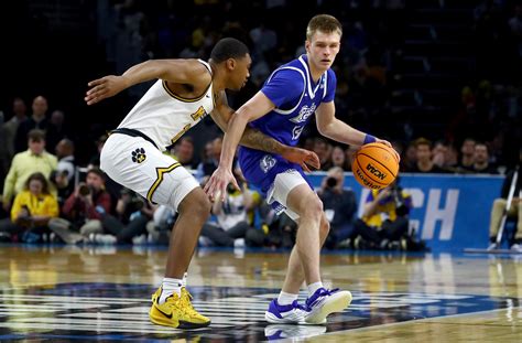 Drake basketball star Bennett Stirtz carries Bulldogs in first half of