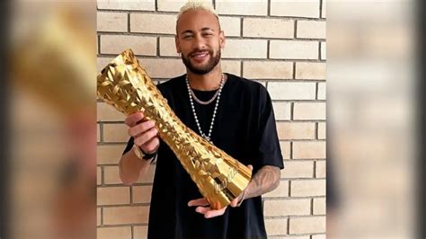 Neymar recoge el trofeo Jugador de la historia otorgado a Pelé Es