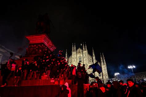 Inter Festa Scudetto Oggi A Milano Due Pullman Scoperti In Corteo