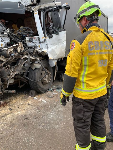 Colis O Traseira Entre Caminh Es Deixa V Tima Presa S Ferragens Em