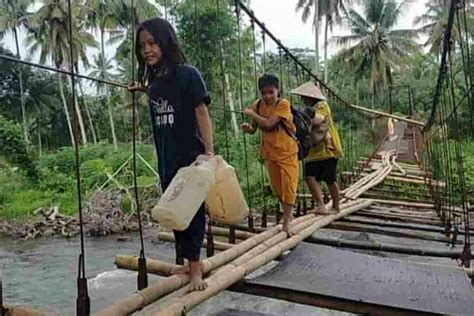 Bahaya Mengancam, Lantai Bambu Jembatan Gantung Tanjung Raman Memprihatinkan