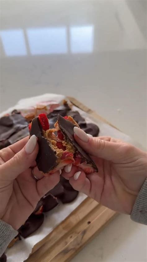 Viral Chocolate Peanut Butter Covered Strawberries Bar 🍓 In 2024