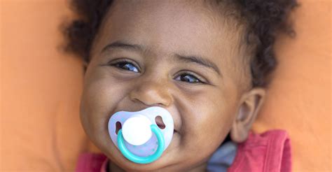 Bébé la tétine ou le pouce