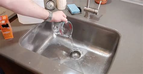 Clearing Drains the Natural Way: Baking Soda and Vinegar DIY