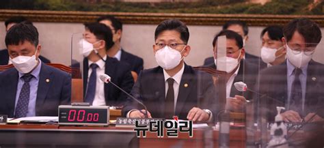 포토 답변하는 김현수 농림축산식품부 장관 Save Internet 뉴데일리