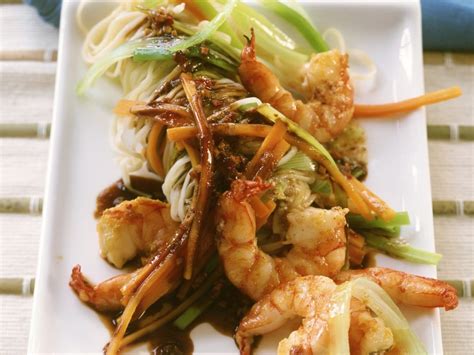 Asiatische Nudeln Mit Porree Und Scampi Aus Dem Wok Rezept Eat Smarter