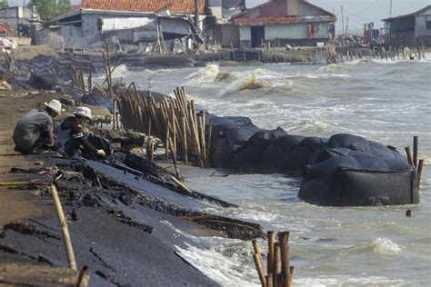 Pertamina Masih Tangani Sisa Tumpahan Minyak Di Perairan Karawang