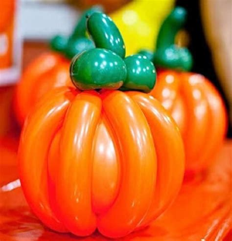 Cómo hacer una calabaza de Halloween con globos 5 pasos Como hacer