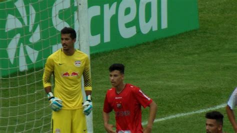 Belli Defesa Goleiro Do Red Bull Pega P Nalti E Touro Avan A Esporte