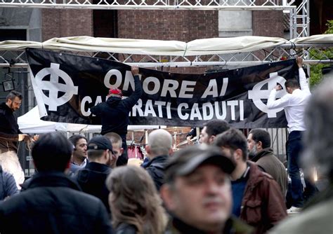 Saluto Fascista Ma Innocuo Cos Il Giudice Ha Prosciolto Chi Commemora