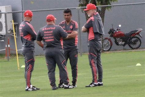 Escala O Do Inter Mano Fecha Treino E Mant M D Vida No Ataque Entre