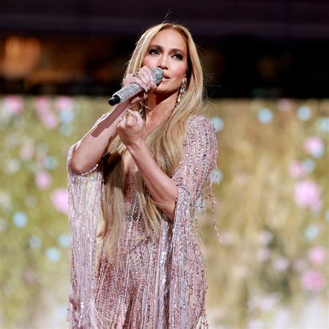 Jennifer Lopez desafía el frío en Aspen con su sexy posado en bikini