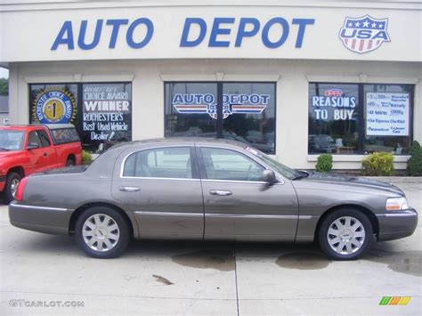 2004 Charcoal Grey Metallic Lincoln Town Car Ultimate 14833172 Photo