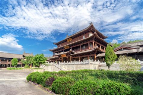 Premium Photo | Buddhist temples in china