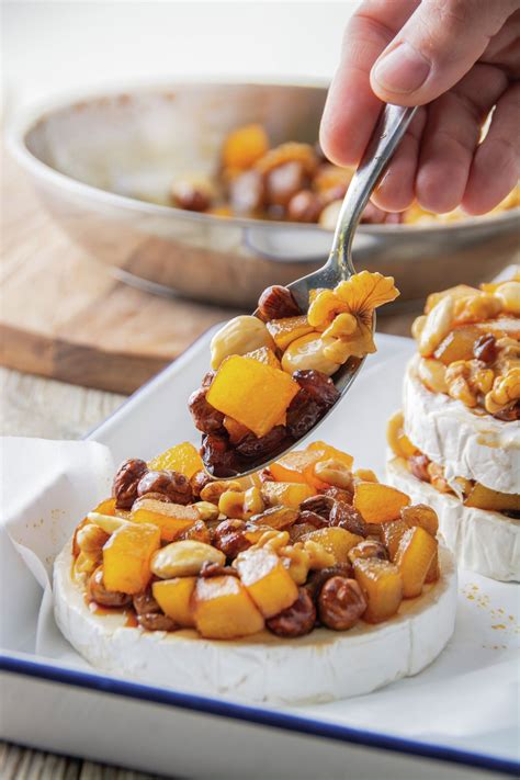 Queso Camembert Al Horno Con Pera Caramelizada Y Frutos Secos