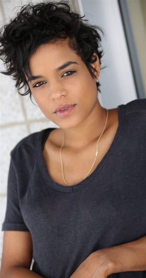 10 Hot Sexy Elizabeth Ludlow Bikini Pics