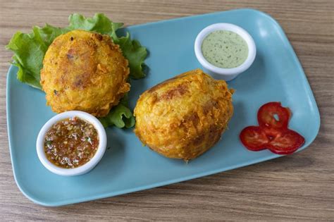 Papas rellenas colombianas plato de la gastronomía tradicional