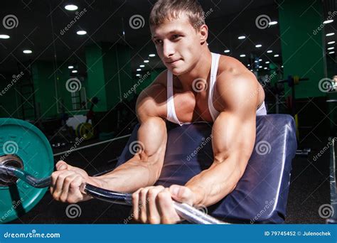 Homme Musculaire Faisant L Exercice Sur Le Biceps Photo Stock Image