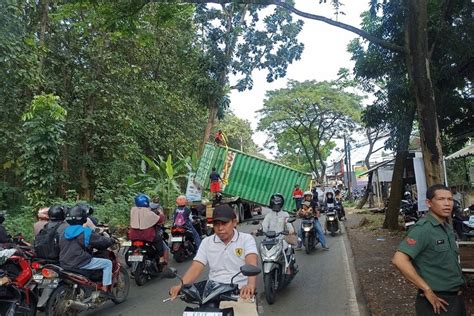 Foto Ada Kecelakaan Truk Kontainer Vs Truk Bak Jalan Mijen Semarang