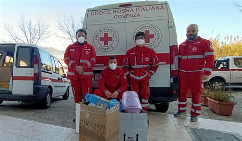 La Croce Rossa Cosenza Distribuisce I Pacchi Alimentari Alle Famiglie