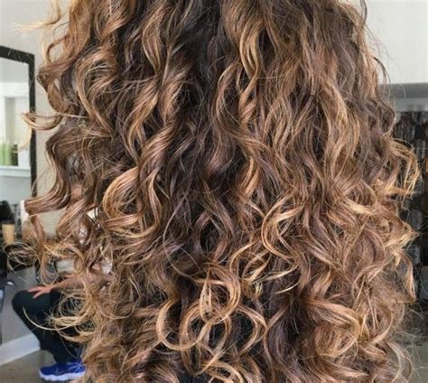 L Effetto Del Balayage Sui Capelli Ricci Vogue Italia Capelli