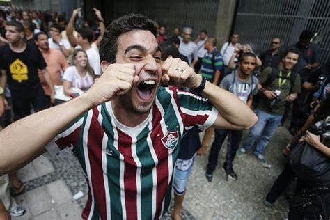 Ao contrário da torcida Flu evita comemorar fuga do rebaixamento