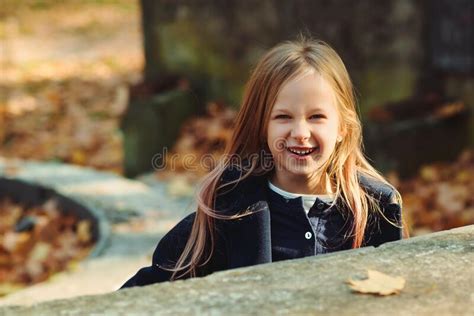 Belle Petite Fille En Promenade Dans Le Parc D Automne Une Fillette