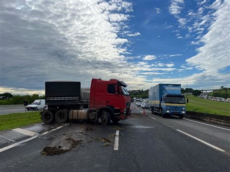 Carreta Fica Atravessada Na Pista E Trava Bandeirantes Em Campinas