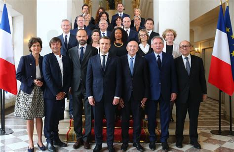 Une Photo De Famille Et Des Directives Pour Les Nouveaux Ministres