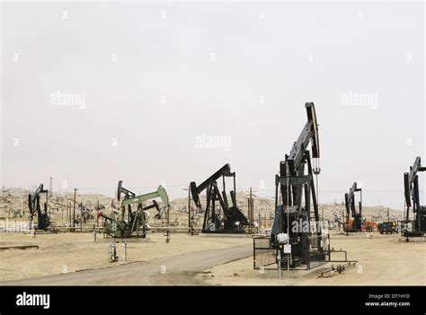 Kern county oil fields hi-res stock photography and images - Alamy