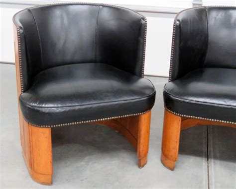 Pair of Mid-Century Modern Barrel Chairs For Sale at 1stDibs