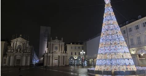 Gli alberi di Natale nelle piazze d Italia le foto più belle del 2020