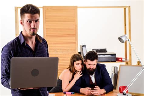 Rivalidade Masculina Vida Moderna Do Escrit Rio Mulher Que Trabalha Na