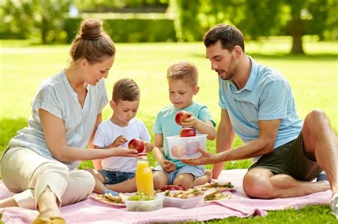 Familia Feliz Haciendo Picnic En El Parque De Verano Foto Premium