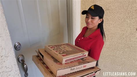 Ember Snow Is A Great Pizza Delivery Girl Scrolller