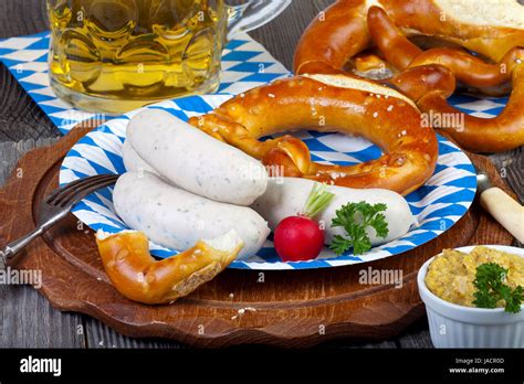 Typisch bayerische Oktoberfest Mahlzeit mit Weißwurst Senf Brezeln