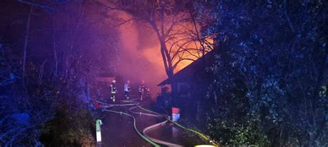 Brand Zerst Rt Haus In Wuppertal Feuerwehr Im Dauereinsatz