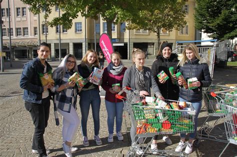 Schüler sammelten 2 3 Tonnen Lebensmittel für Kärntner in Not in 5